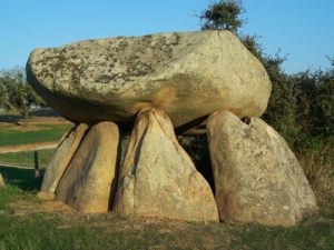 Anta (dólmen) do Cabeção, perto de Mora, no Alentejo.